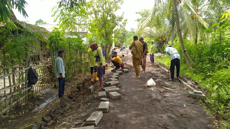 Memudahkan Akses Warga Kepala Desa Tambakrejo Lakukan Pengawasan